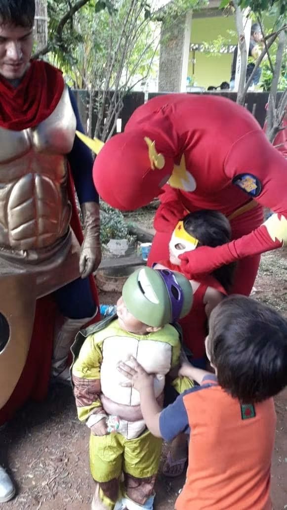 Personagens interagindo com as crianças